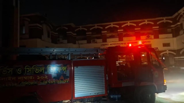 খুলনা জেলা প্রশাসকের কার্যালয়ে আগুন, নিয়ন্ত্রণে ফায়ার সার্ভিসের ৫ ইউনিট